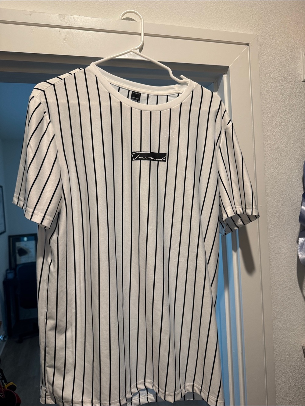 Men's SHEIN White & Black Pinstripe Crew Neck Shirt